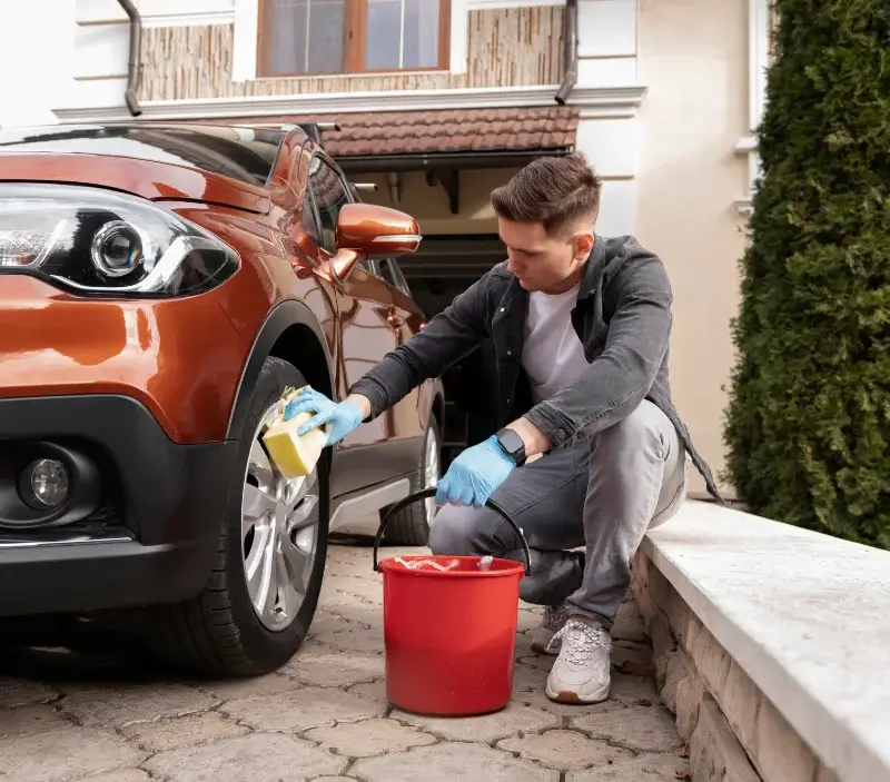 Lavage auto à domicile Saint-Bérain-sur-Dheune : professionnel intervenant sur un véhicule